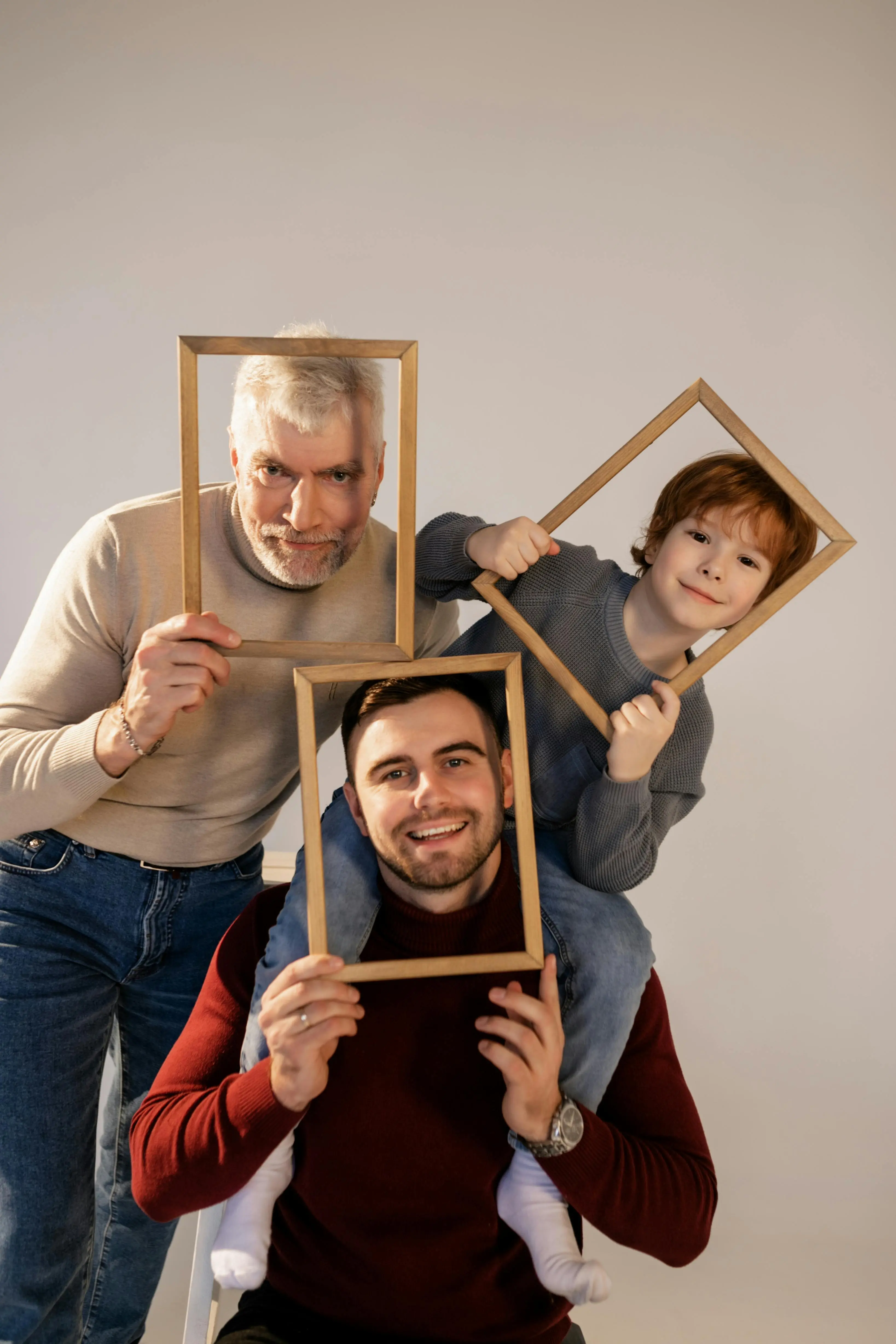 Trois hommes de différentes générations représentés de manière humoristique, illustrant les écarts entre générations.