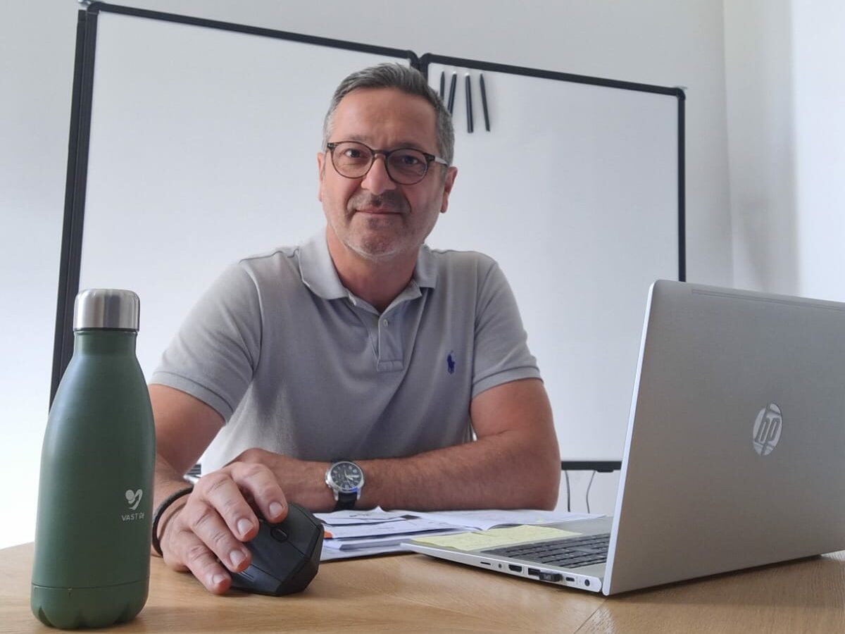 Massimiliano Bigoni assis à son bureau lors d'une consultation.