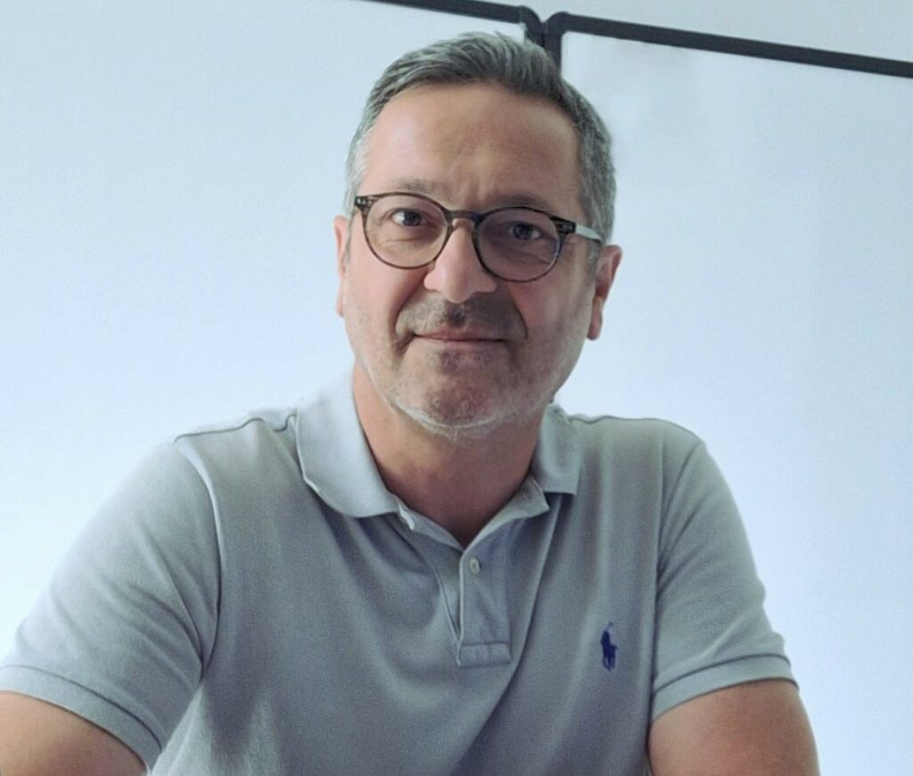 Massimiliano Bigoni dans un de ses bureaux pour une formation ou bilan de compétences.