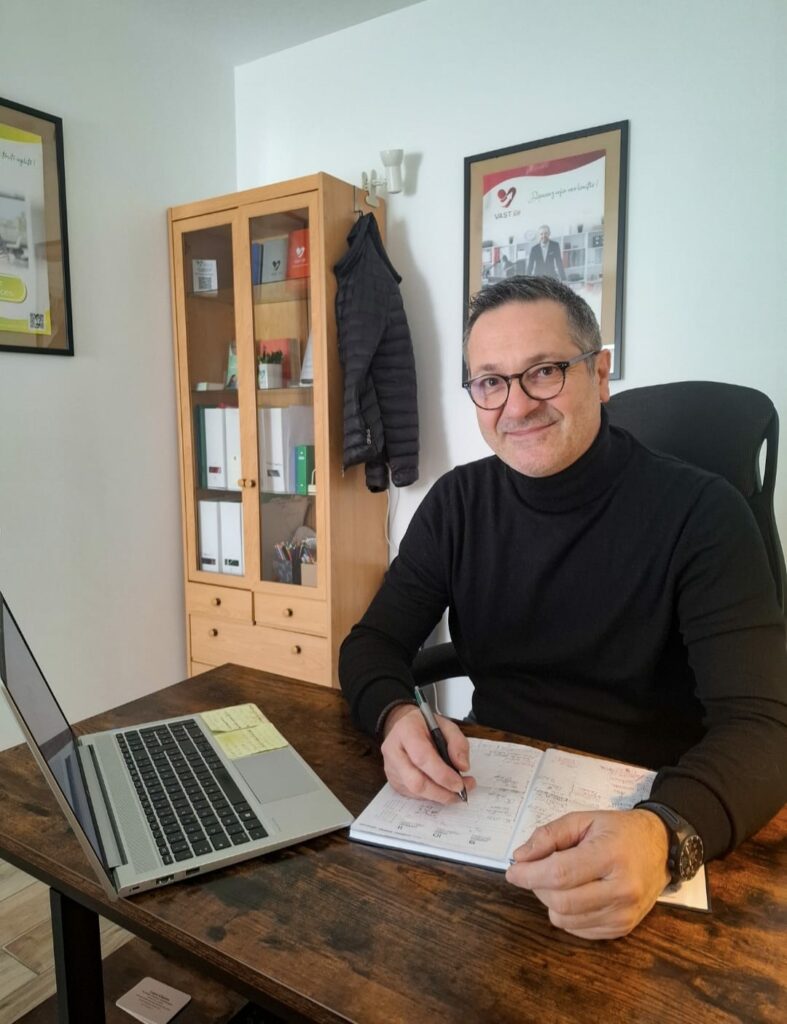 Massimiliano Bigoni Consultant en évolution professionnel dans son bureau à Saint-Rémy-de-Provence
